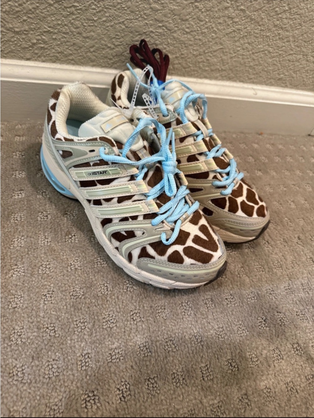 adidas Girls Giraffe Print Sneakers with Light Blue Laces - Picture 2 of 7
